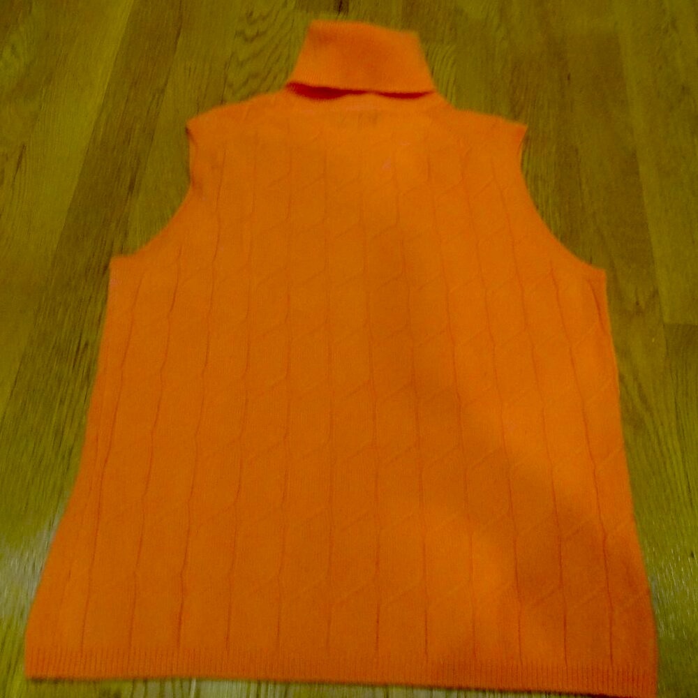 GRACE cashmere (100%) sleeveless high neck shirt. Perfect for spring size M